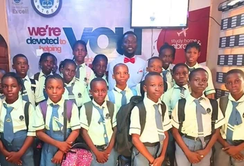 Acada Ace College students group picture with the Director